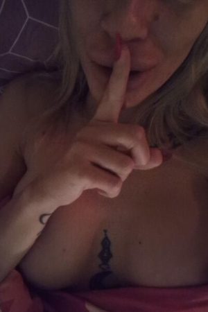Skinny Blondine besucht dich in Mölln