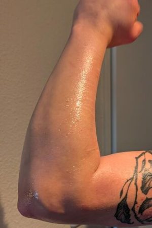 Welche Frau (ab 18) zeigt mir ihre Arme?